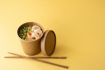 Chinese noodles with shrimps and vegetables