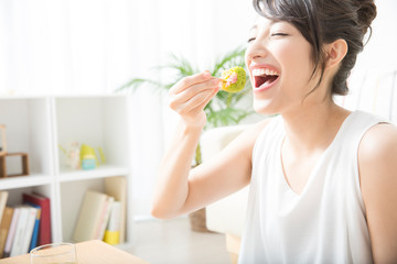 和菓子を食べる女性