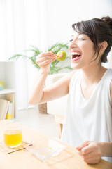和菓子を食べる女性