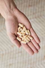 Person mit Tabletten in der Hand
