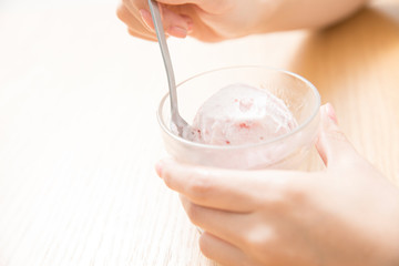 アイスを食べる女性の手元