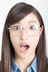 驚く眼鏡の女性