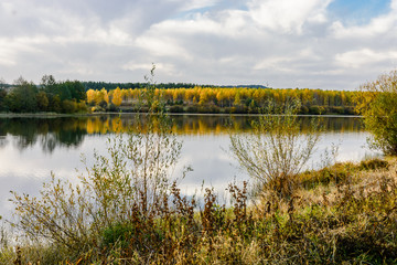 Landscape images of the lake in the daytime, with beautifully reflected white clouds