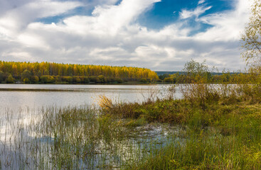 Landscape images of the lake in the daytime, with beautifully reflected white clouds