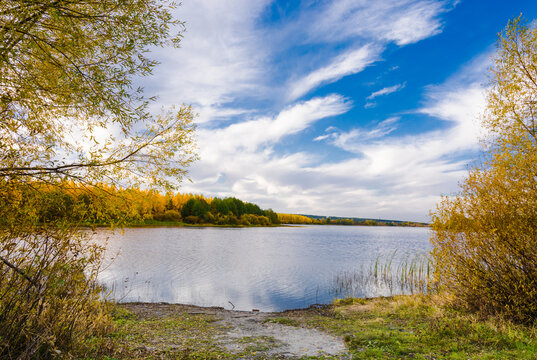 Landscape images of the lake in the daytime, with beautifully reflected white clouds