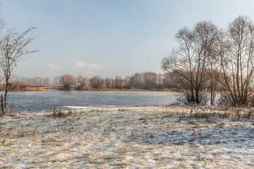 First snow and morning frosts with fog on the USA river