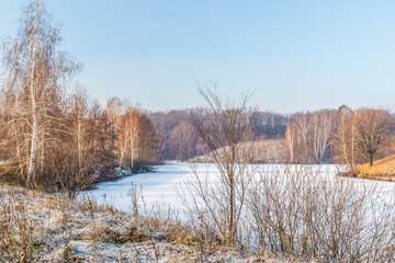 First snow and morning frosts with fog on the USA river