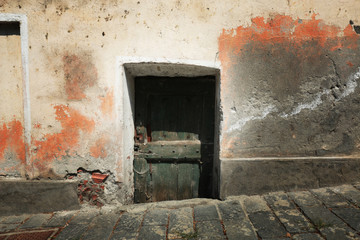 Antica porta in un edificio abbandonato, particolare