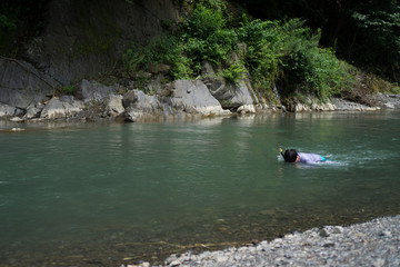川遊びをする男性