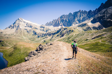 Escursionista cammina in montagna