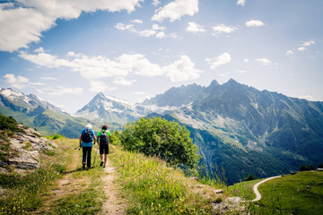 Escursionista cammina in montagna