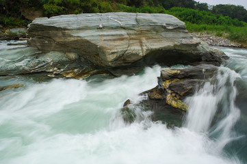 荒川が流れる長瀞渓谷の風景
