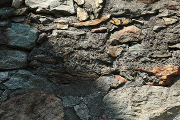 Muretto realizzato in Valle d’Aosta, Italia, con rocce metamorfiche tipiche del luogo, dettagli in primo piano