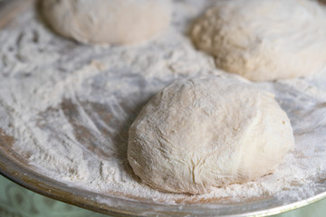 The dough pieces are on flour