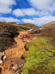 Fototapeta na wymiar farbig vulkanisch geprägte landschaft und natur bei landmannalaugar island