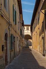 Verlassene Straße in der Altstadt von Pistoia in der Toskana, Italien 