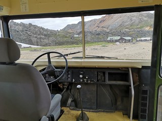 landmannalaugar island gesehen durch das busfenster © heibergerwork