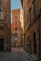 Einsame Straße in der Altstadt von Pisa in der Toskana, Italien 