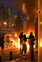 Obraz premium Rewolucja, protesty i konfrontacje w Bejrucie w Libanie po przerażającej eksplozji w porcie 4 sierpnia 2020 r.
