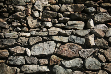 Muretto realizzato in Valle d’Aosta, Italia, con rocce metamorfiche tipiche del luogo, dettagli in primo piano