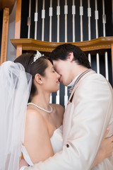 誓いのキスをするをする新郎新婦
