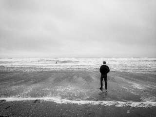 Homme regardant l'horizon