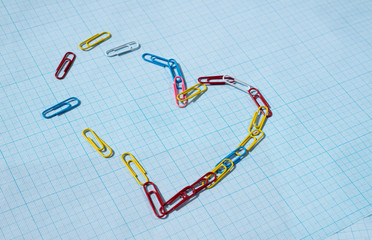  Torn outline of a heart made of paper clips. Idea of ​​fears and apprehensions Failure to accept the business of the occupation of the study.