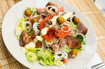 mediterranean vegetable salad with tuna