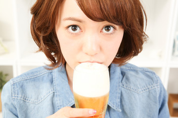 ビールを飲む女性