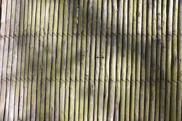 Barrière en bois au jardin