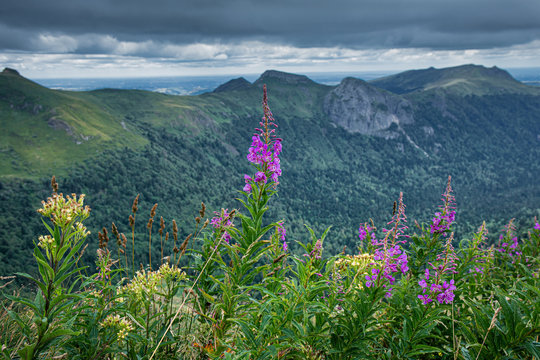 Puy Mary, Auvergne. Les volcans &eacute;teints d'Auvergne avec une imposante couverture nuageuse.