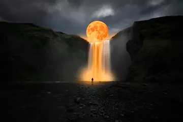 Deurstickers Oranje maan boven grote waterval © quickshooting