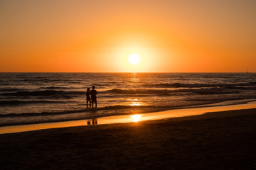Obraz premium Silhouettes of people taking photos at sunset on the beaches of Cadiz, Spain