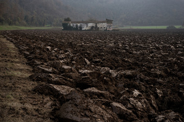 Obraz premium Plowed soil and farm ruins in Veneto landscape