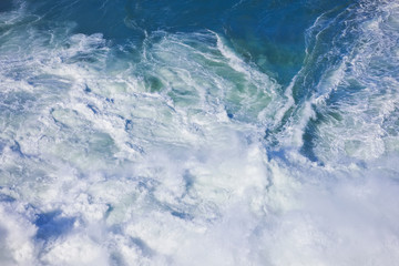Obraz premium Foamy stong waves crashing in the ocean
