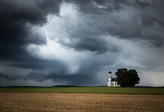 bedrohliche wolkenstimmung mit kirch