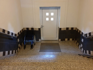 Modernes Treppenhaus Treppe in einem Mehrfamilienhaus 