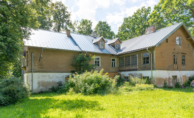 Fototapeta na wymiar old house in estonian village