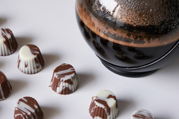 chocolates or bites of white chocolate, milk chocolate and dark chocolate, filled with hazelnut cream, peanut butter and dulce de leche. Accompanied by coffee