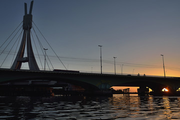 Por de sol atrás de uma ponte