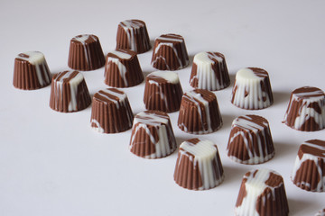 chocolates or bites of white chocolate, milk chocolate and dark chocolate, filled with hazelnut cream, peanut butter and dulce de leche. Accompanied by coffee