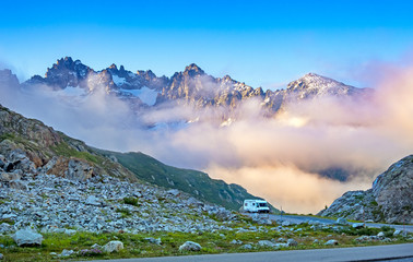 Wohnmobil an der Tierberglistraße, Sustenpass, Schweiz