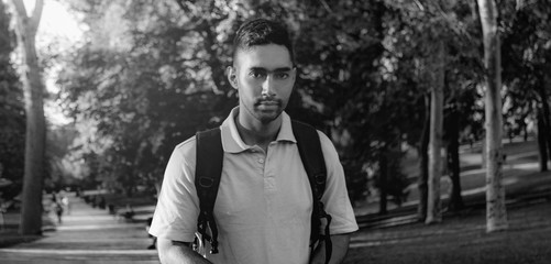 artístico blanco y negro  joven con expresión camino drama