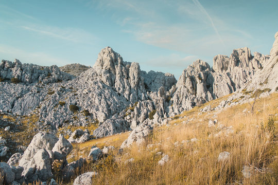 Karstgebirge in Kroatien mit zackigen Felsen, Velebit