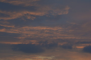 Obraz premium Cloudy and colorful sky on a summer evening over a city