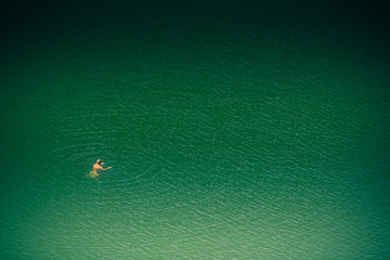 nageur sur une étendue d'eau en été