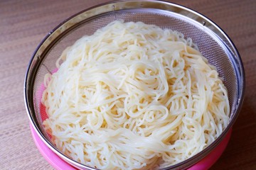 ざるに入れた冷やしラーメン