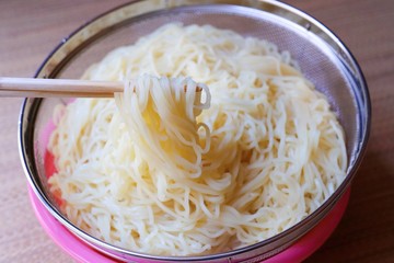 ざるに入れた冷やしラーメン