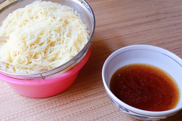 ざるに入れた冷やしラーメン