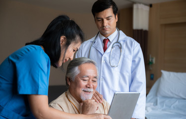Obraz premium Doctor talking to elderly patient man at the hospital, senior patient man